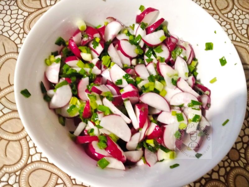 Салат из редиса и зеленого лука