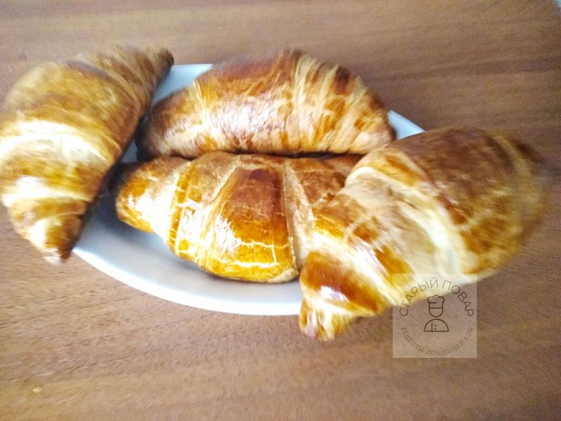 Круассаны из слоеного дрожжевого теста на тарелке