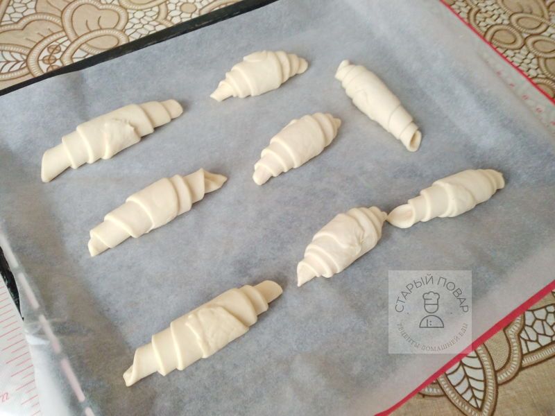Готовые к выпечке круассаны на противне