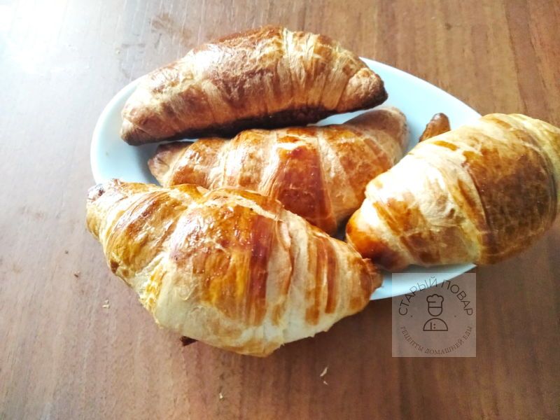 Круассаны на тарелке