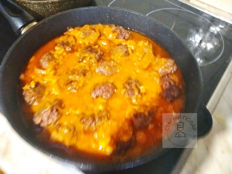 фрикадельки заливаем соусом