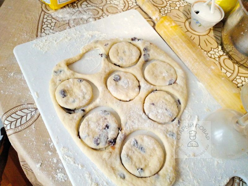 вырезанные из теста заготовки коржиков