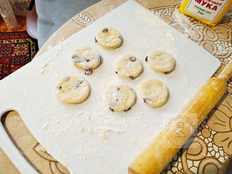 Заготовки коржиков вырезанные из листа теста