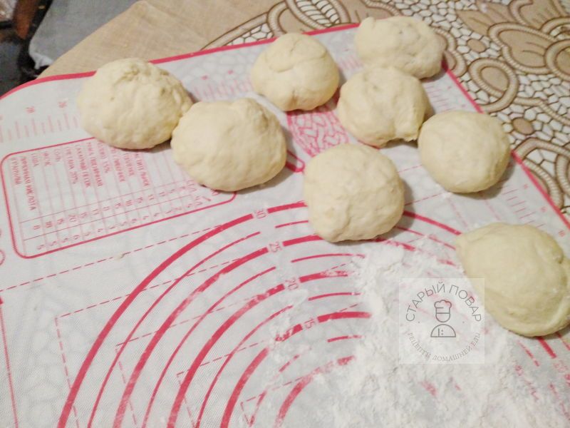 Шарики из теста для формирования пирожков с яблоками