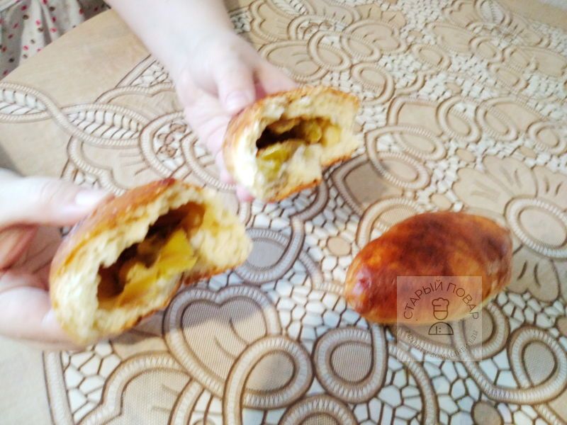 Пирожок с яблоками на разрезе