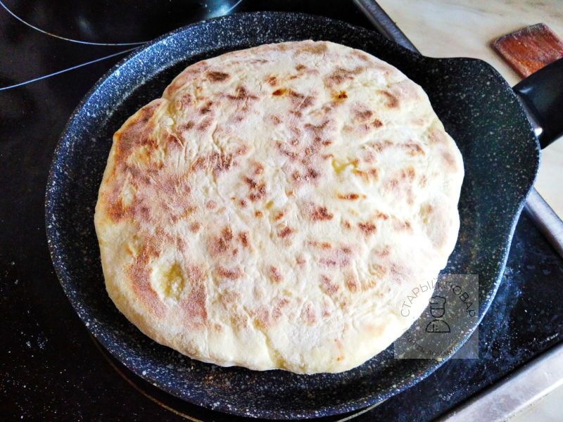 Хачапури на сковородке постепенно будут менять цвет
