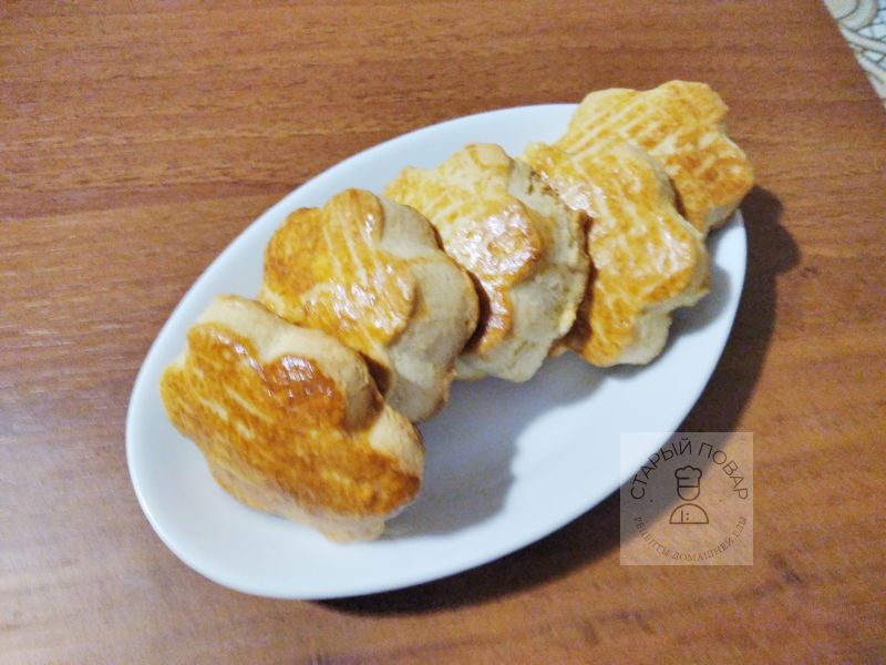 Коржики молочные на тарелке