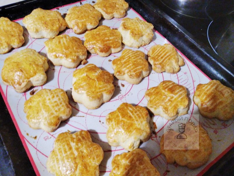 Готовые молочные коржики только что из духовки