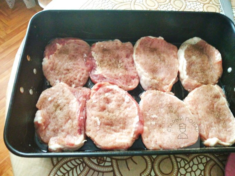 Куски мяса посолить и поперчить