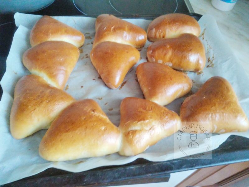 Готовые пирожки еще на противне