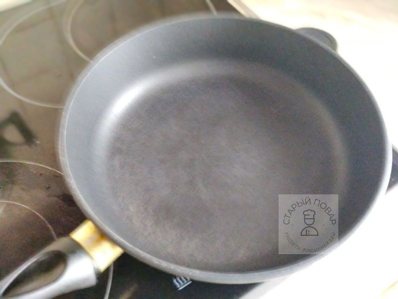 Для приготовления яичницы глазуньи нужна массивная сковородка
