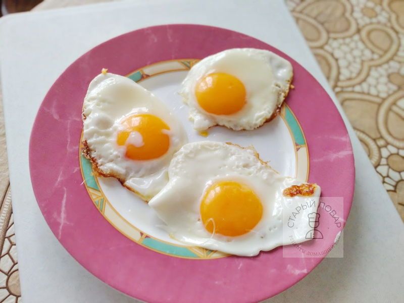Ячница глазунья на тарелке