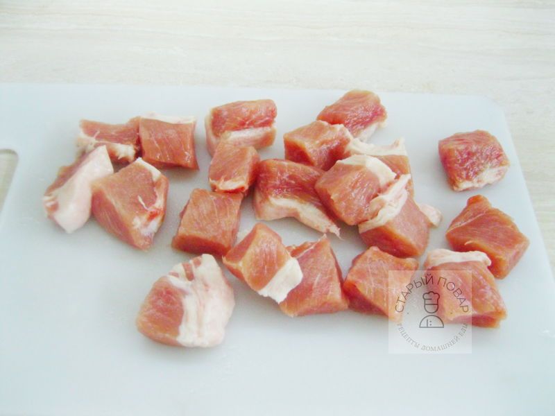 Мясо нарезаем на небольшие кусочки