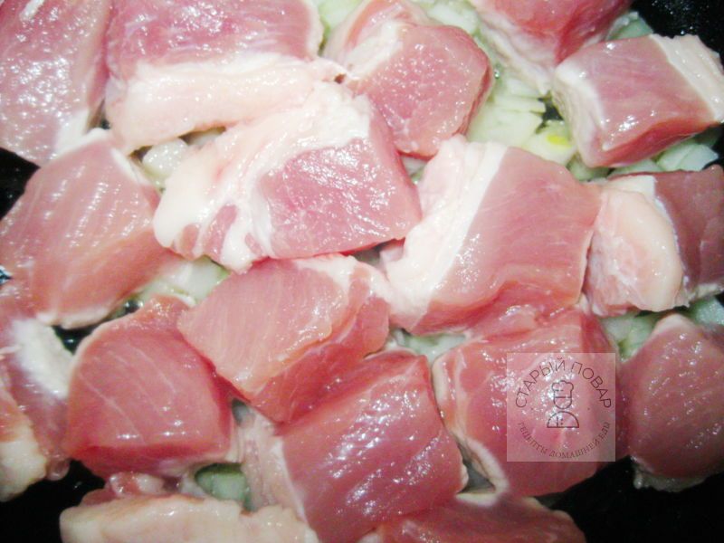 Затем мясо обжариваем на сковороде
