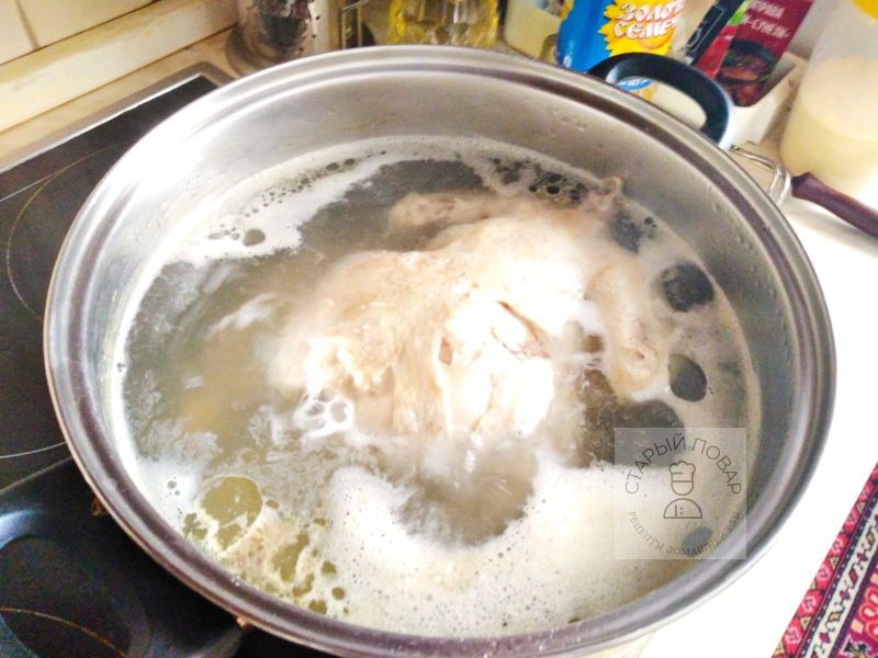 Вначале готовим бульон с курицей