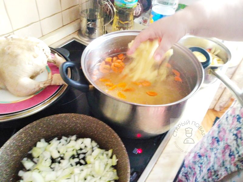 В бульон выкладываем картофель