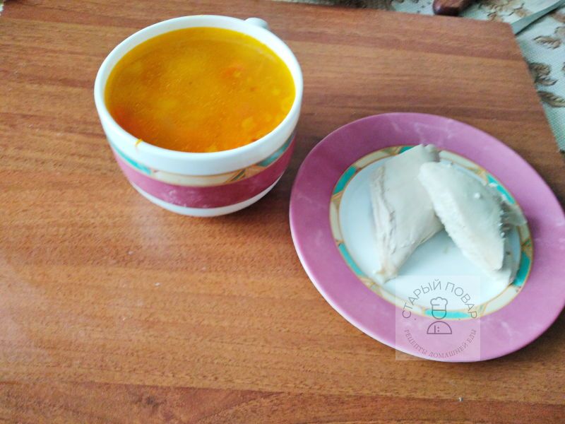 Готовый суп и куриное мясо