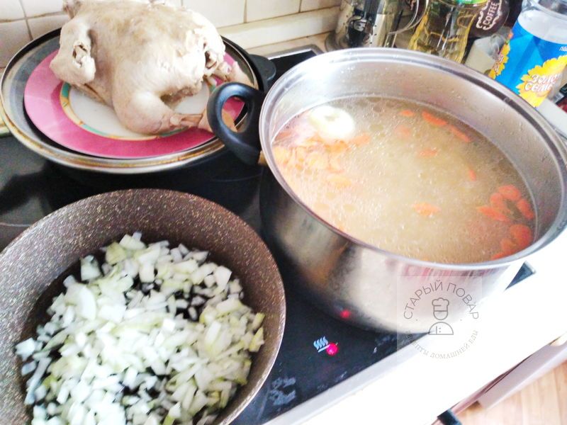 Нарезанный лук выкладываем на сковородку