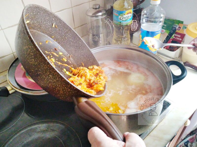 Отправляем содержимое сковородки в кастрюлю