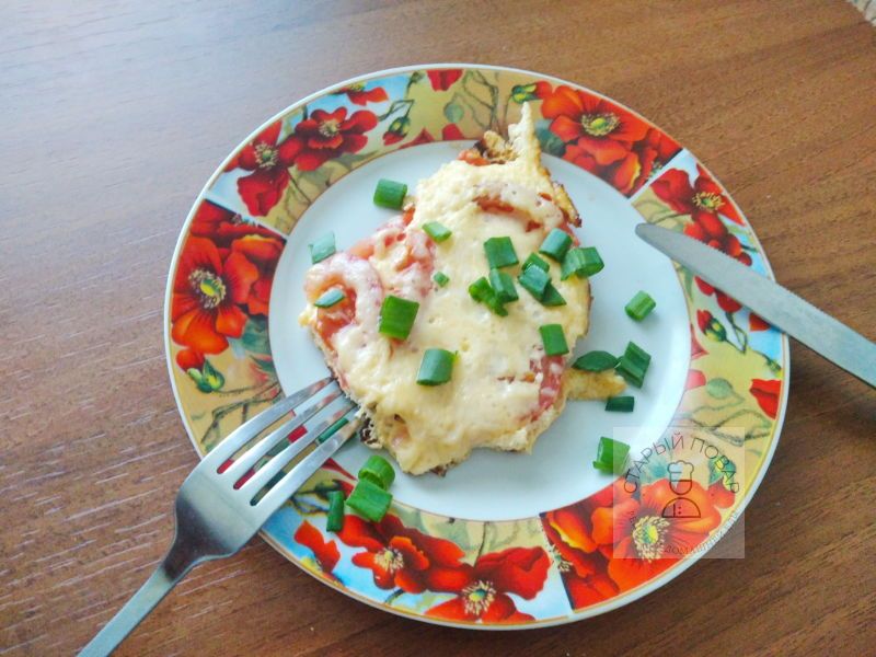 Омлет с помидорами и сыром