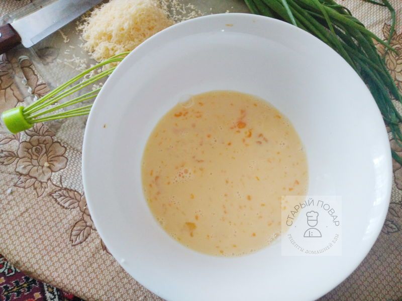 Разбалтываем яйца с молоком