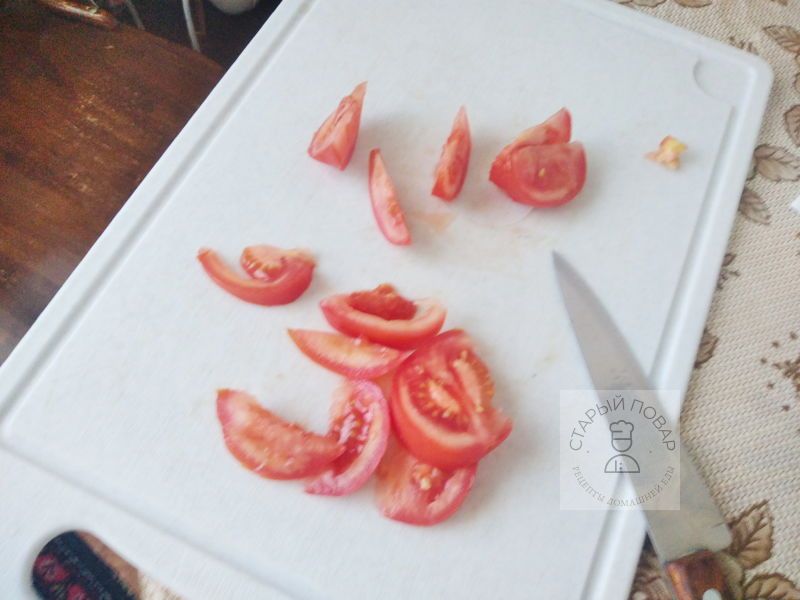 Помидоры нарезаем дольками