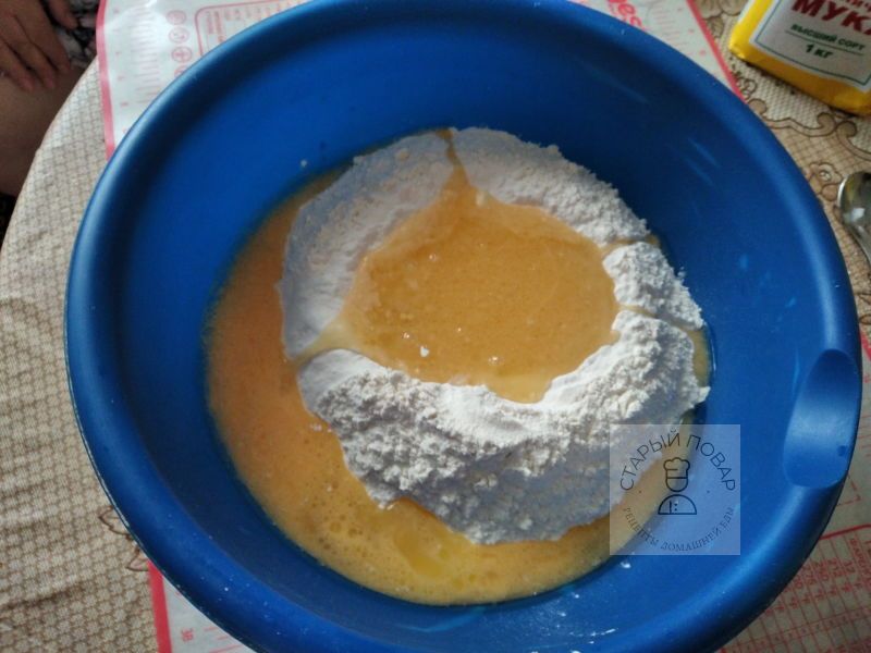 В муку выливаем смесь яиц и растительного маслай