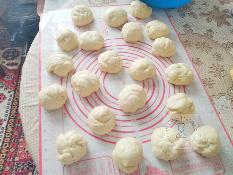Отрываем от теста кусочки и катаем из них шарикив