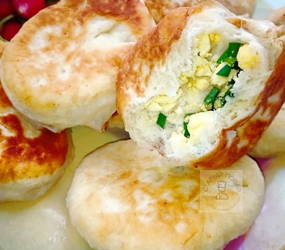 Жареные пирожки с черемшой и яйцом