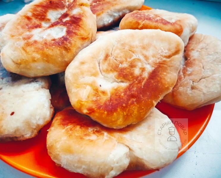 Готовые жареные пирожки с черемшой и яйцом