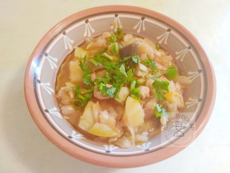 Готовое овощное рагу с мясом, приготовленное в мультиварке