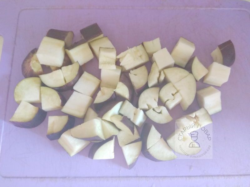 Баклажан нарезать кубиками
