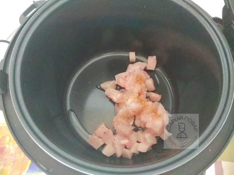 Мясо поместить в мультиварку