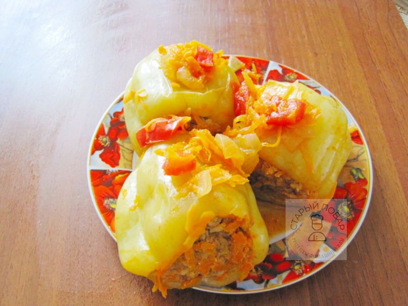 Готовые перцы на тарелке