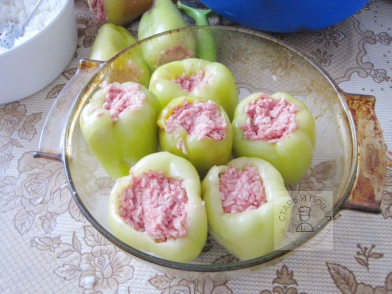 Перцы наполняем фаршем