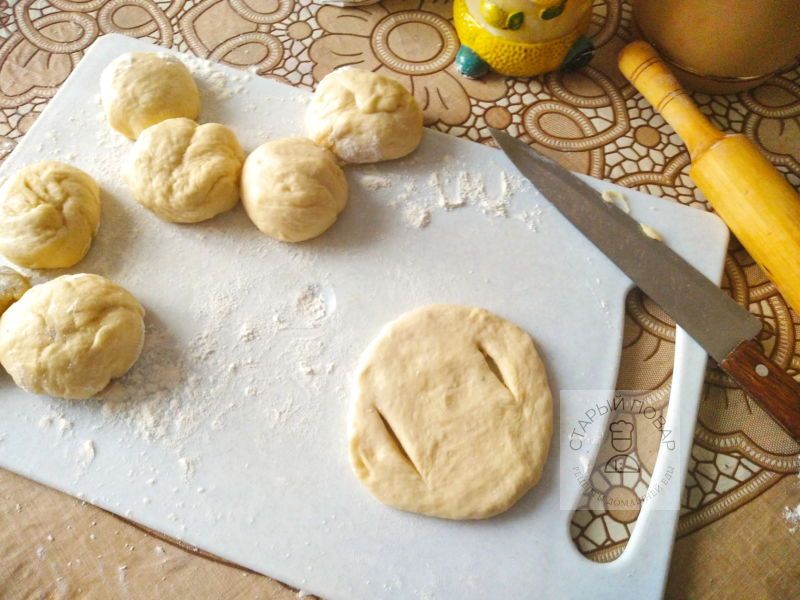 Раскатываем каждый шарик из теста в плоскую заготовку