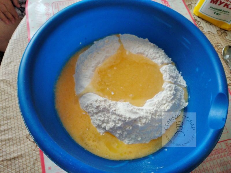 Смешиваем муку, масло, яйца и соль