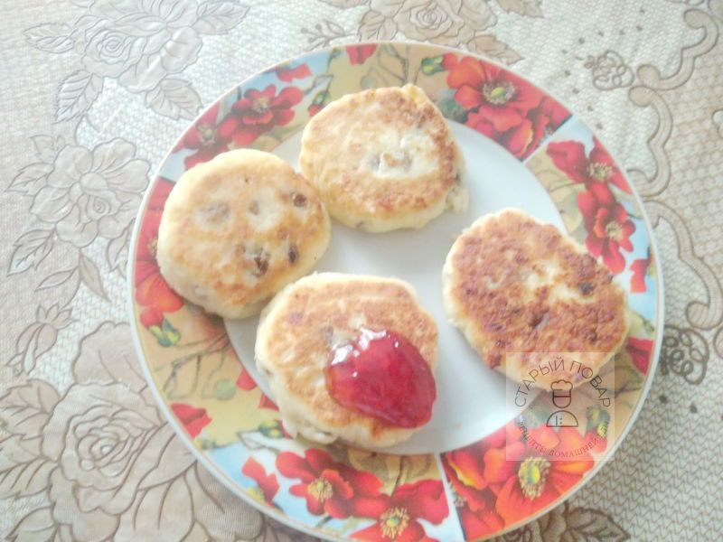 Сырники из творога с изюмом