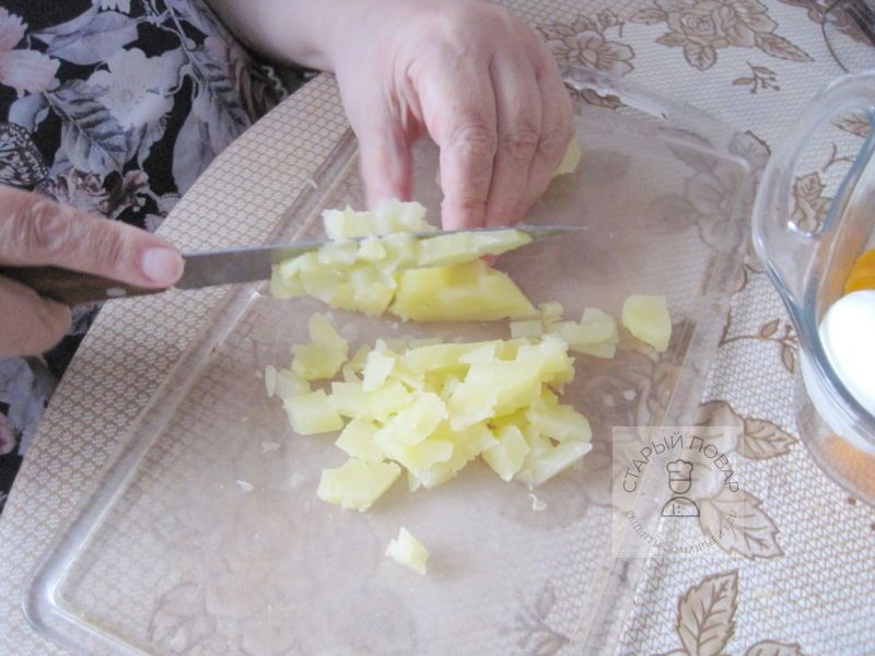 Режем на мелкие кубики картофель