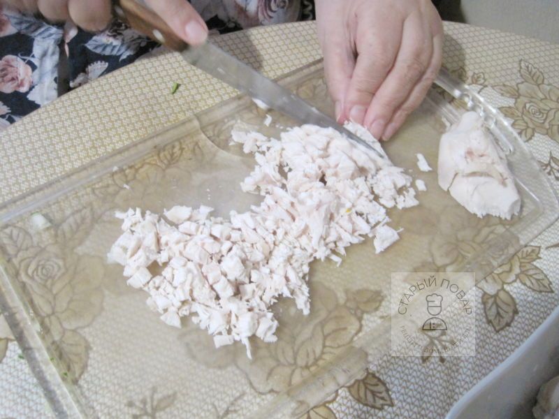 Мясо курицы тоже мелко нарезаем