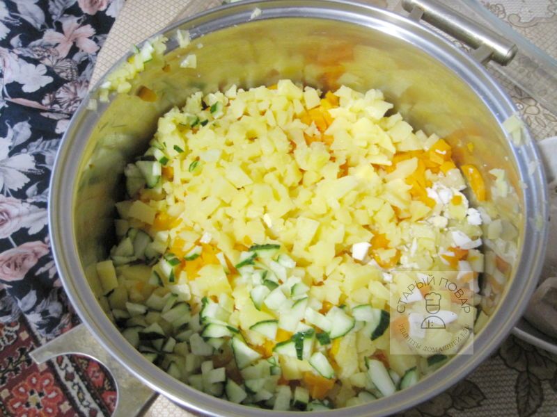 Вначале картофель с огурцами