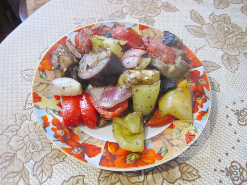 Запеченные овощи на тарелке