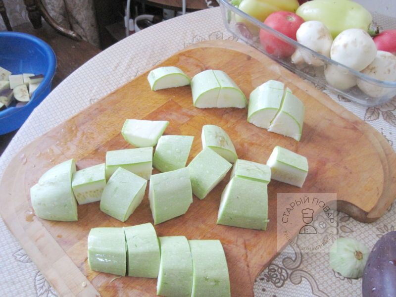 Нарезаем кабачок на крупные куски