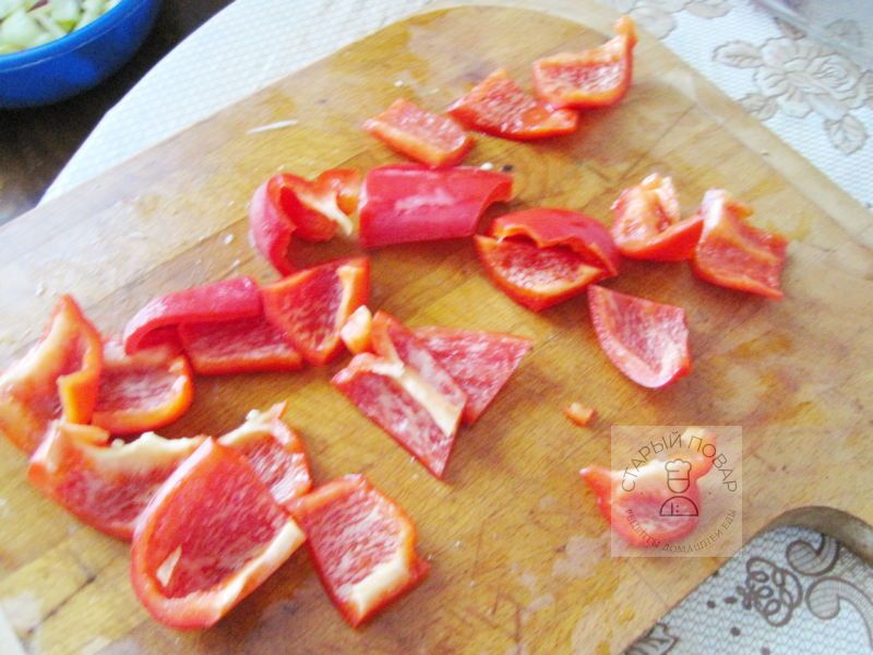 нарезаем красный перец крупными кусками