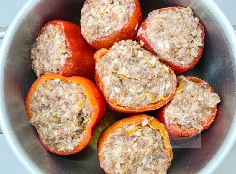 Заполняем перцы фаршем с рисом