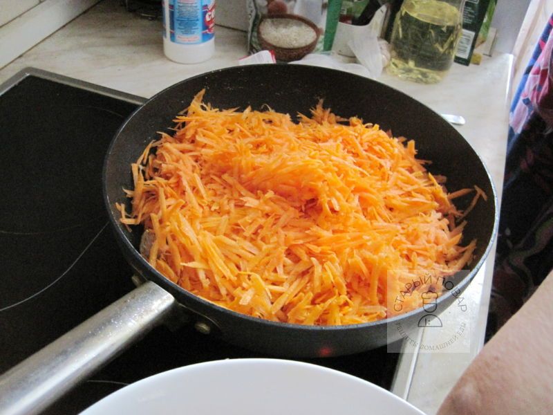 Добавляем к мясу морковь и обжариваем
