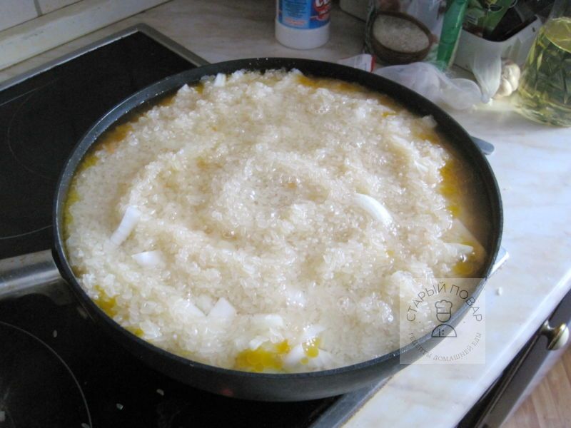Доливаем воду в сковороду
