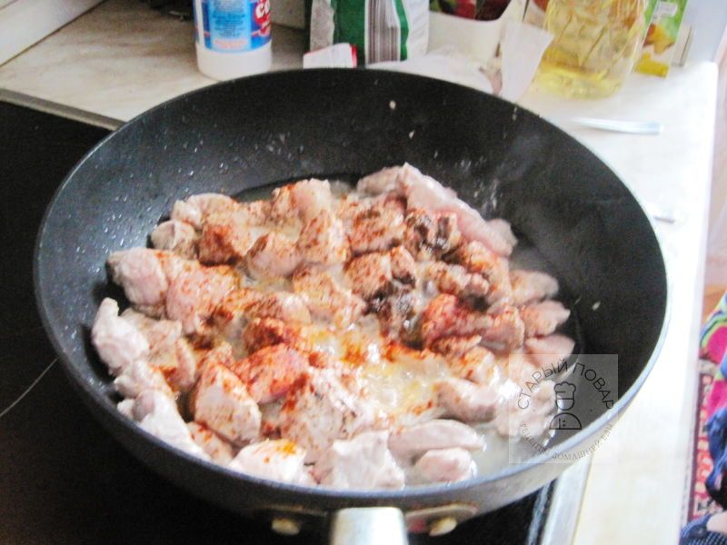 В мясо добавляем соль и перец