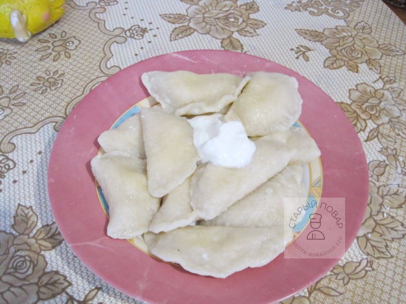 Вареники готовые на тарелке