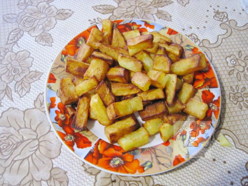 Готовый жареный картофель с аппетитной корочкой